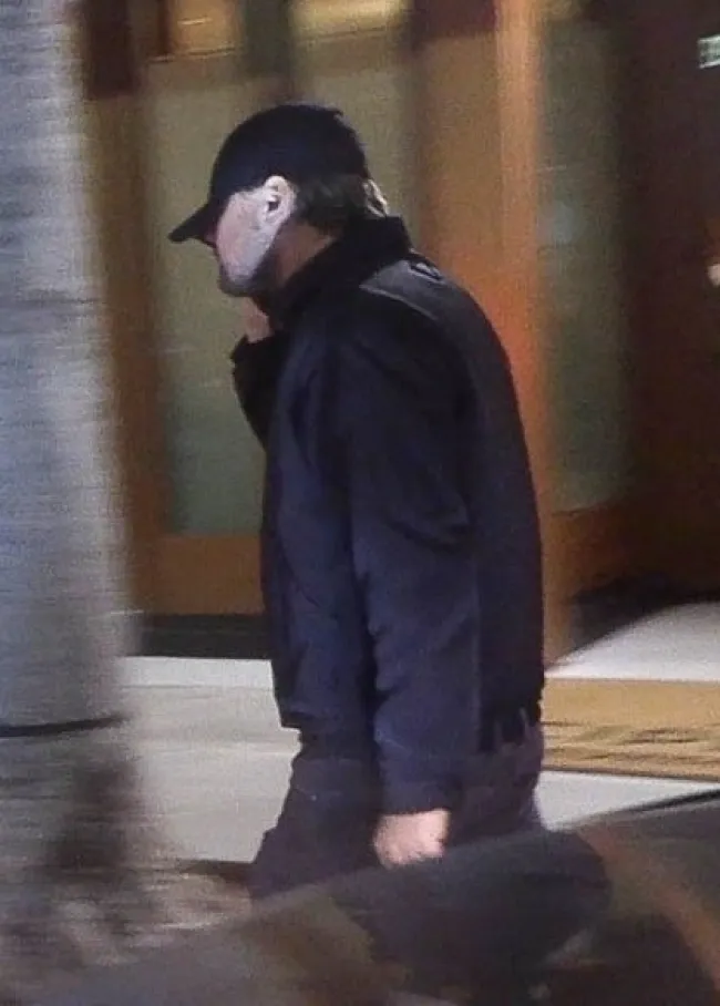 Leonardo DiCaprio caminando