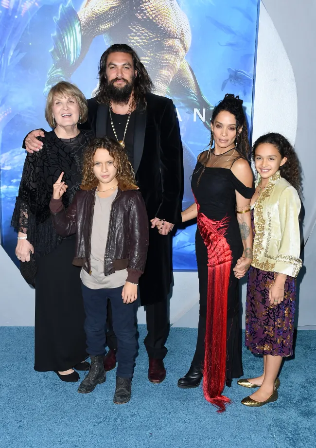Lisa Bonet con Jason Momoa y sus hijos.