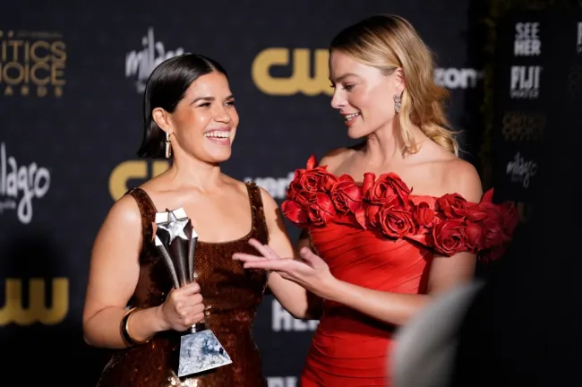 America Ferrera y Margot Robbie sonríen en los Critics Choice Awards.