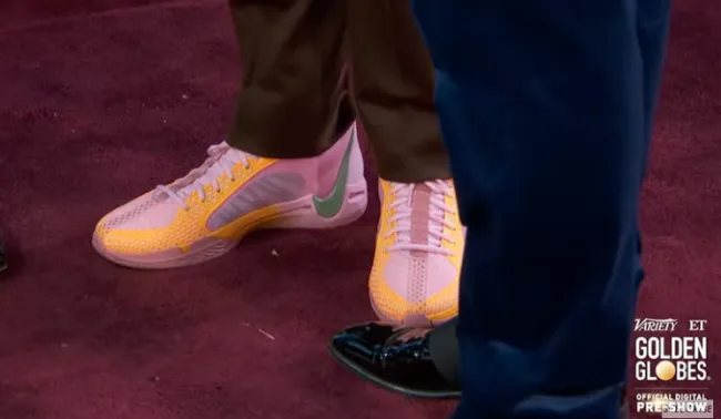 Los zapatos de Jason Sudeikis en los Globos de Oro.