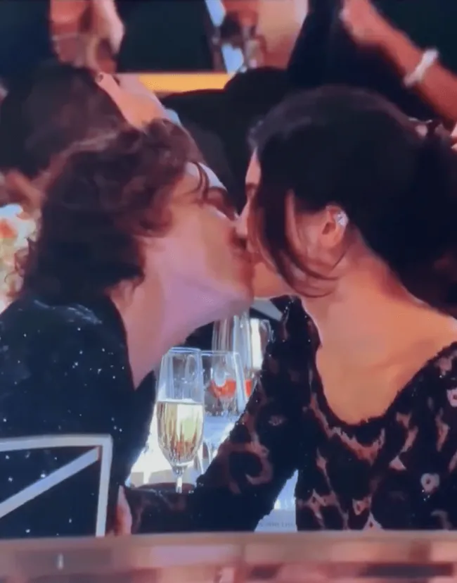 Timothée Chalamet y Kylie Jenner besándose en los Globos de Oro 2024