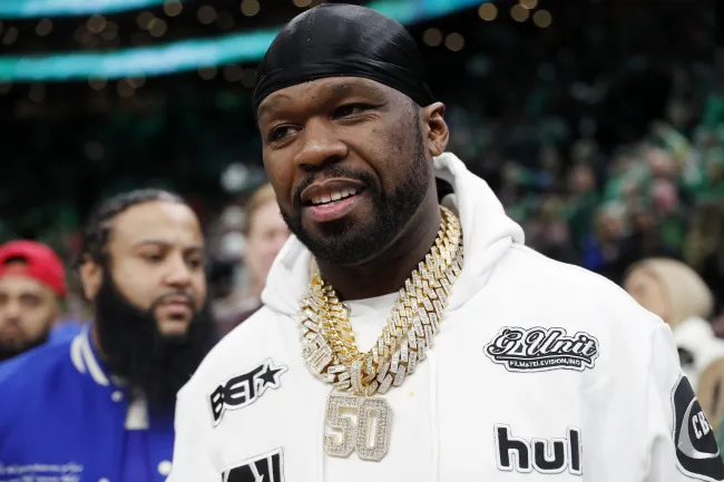 50 Cent en un partido de baloncesto de la NBA en 2024.
