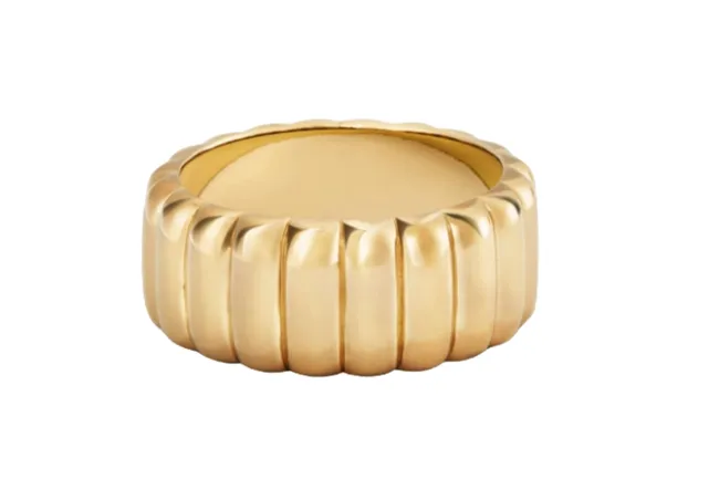 Un anillo de oro grueso