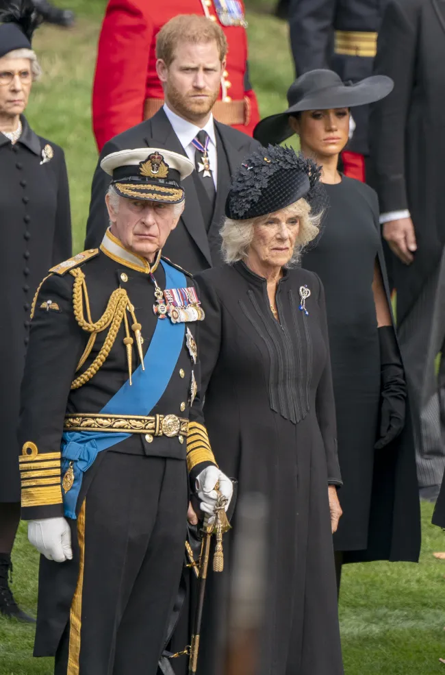 Carlos y Camilla en el funeral de la Reina.