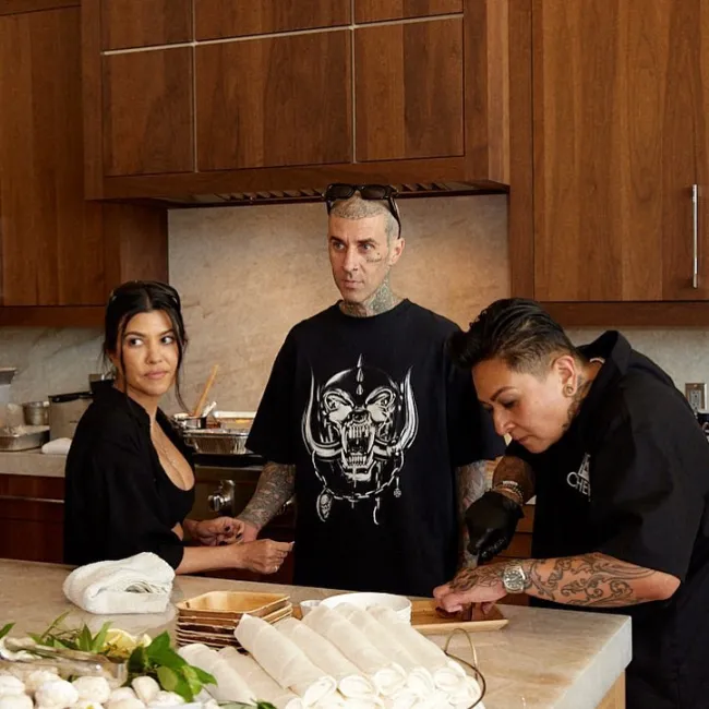Chef K con Kourtney Kardashian y Travis Barker.