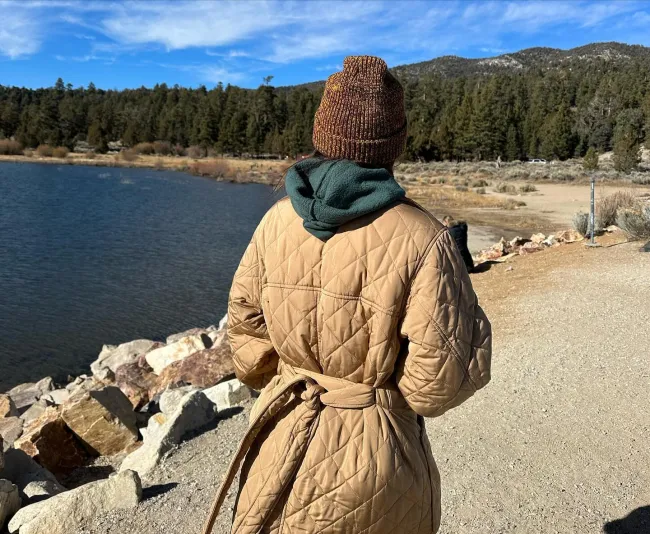 Lucy Hale da un paseo junto a un lago.