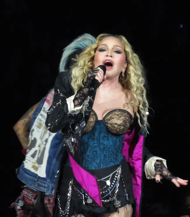 Madonna cantando en el escenario