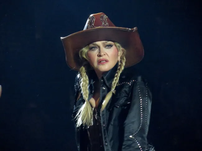 Madonna cantando en el escenario