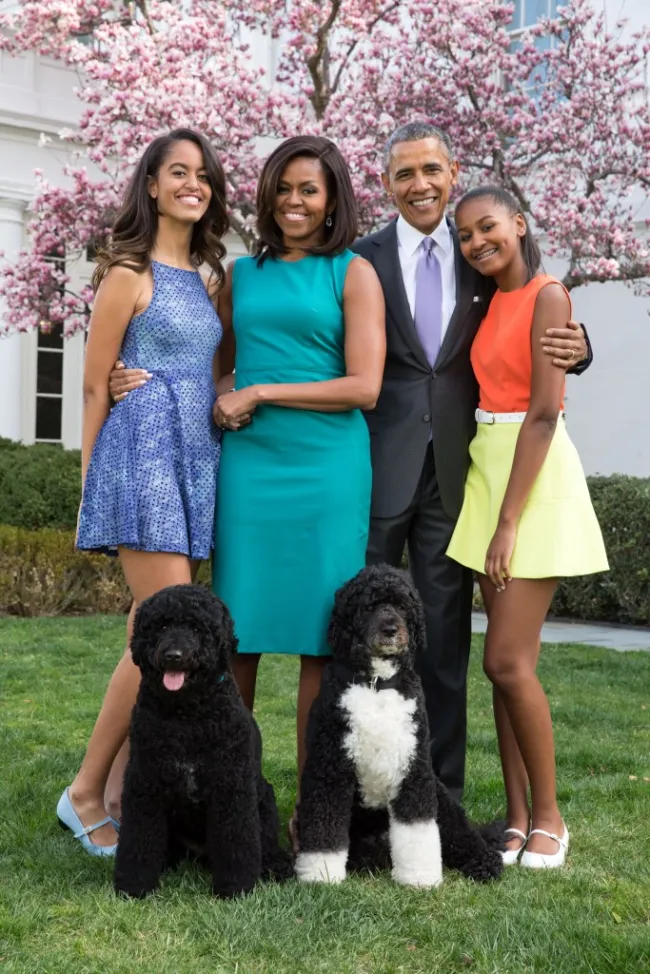 retrato de la familia obama con dos perros en la casa blanca