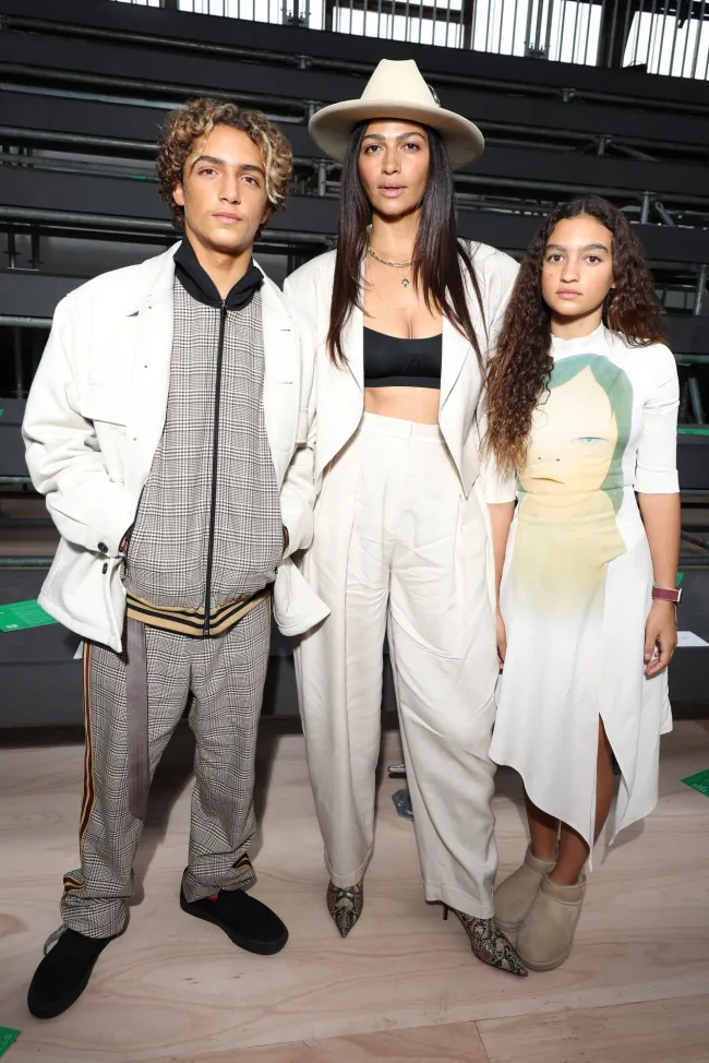 Camila Alves con su hijo Levi y su hija Vida asisten al desfile Stella McCartney Womenswear Otoño Invierno 2023-2024 como parte de la Semana de la Moda de París.
