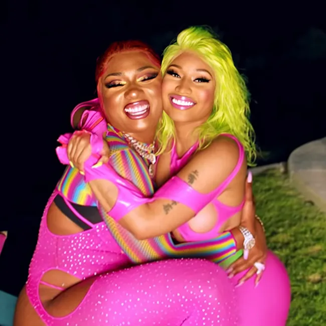 Megan Thee Stallion y Nicki Minaj abrazándose.