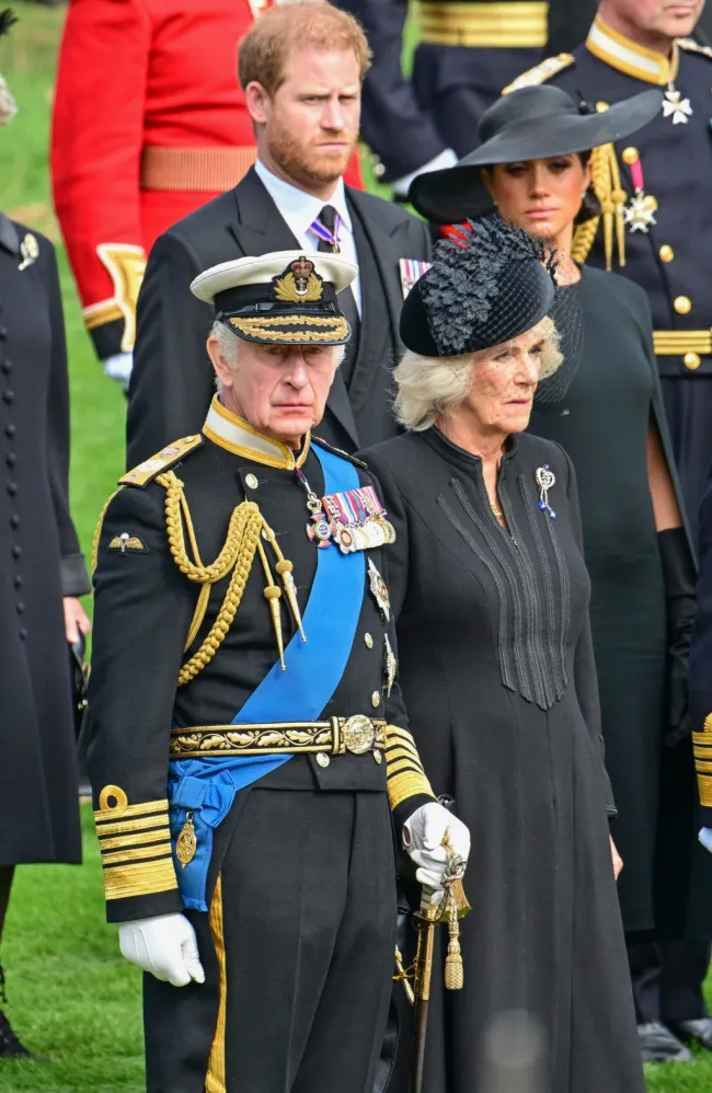 El príncipe Harry, duque de Sussex, Meghan, duquesa de Sussex, el rey Carlos III y Camilla, reina consorte, observan el ataúd de la reina Isabel II.