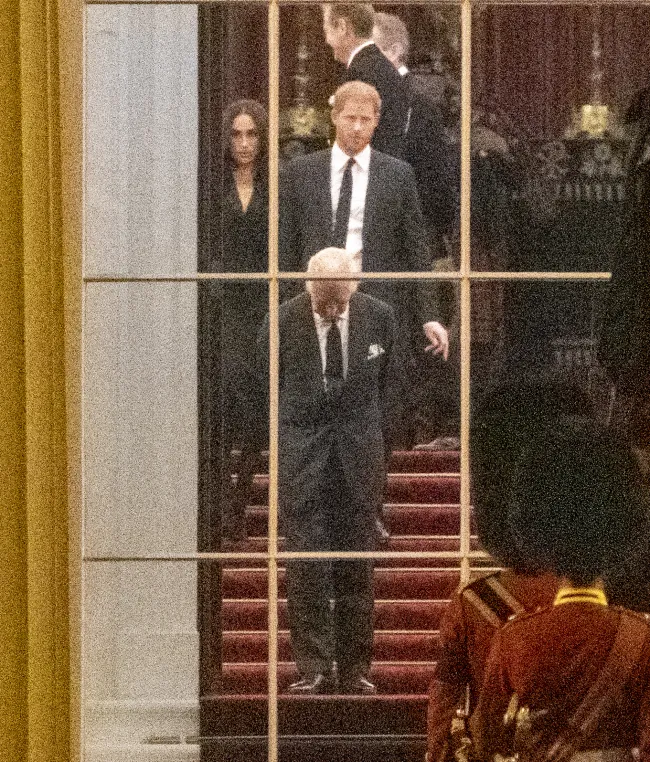 Meghan Markle y el príncipe Harry caminando detrás del rey Carlos antes del funeral de la reina.