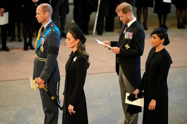 El Príncipe William, Príncipe de Gales, Catalina, Princesa de Gales, el Príncipe Harry, Duque de Sussex y Meghan, Duquesa de Sussex, vistos dentro del Palacio de Westminster durante el estado de reposo de la Reina Isabel II el 14 de septiembre de 2022.