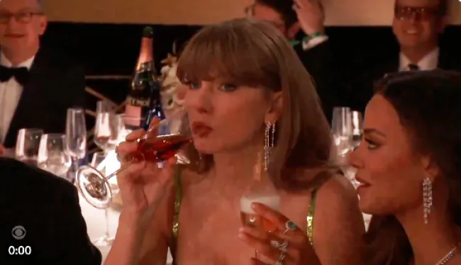 Taylor Swift bebiendo champán