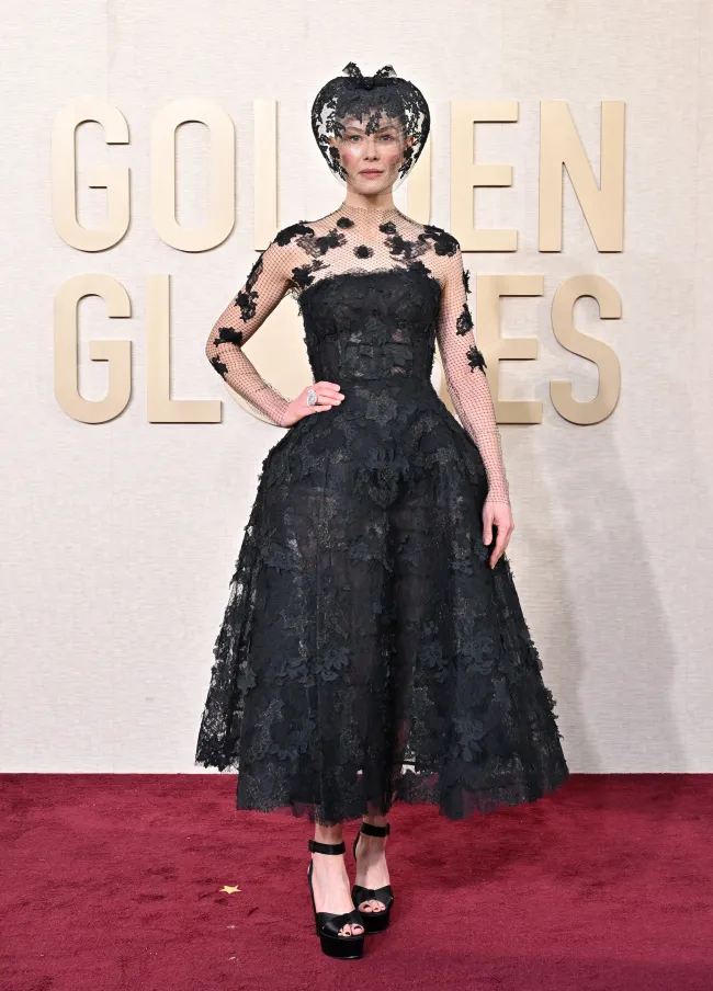 Rosamund Pike asiste a la 81ª edición de los Golden Globe Awards en el Beverly Hilton el 7 de enero de 2024 en Beverly Hills, California.