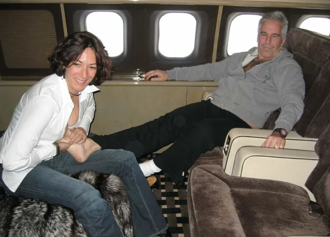 Jeffrey Epstein y Ghislaine Maxwell en un avión privado.