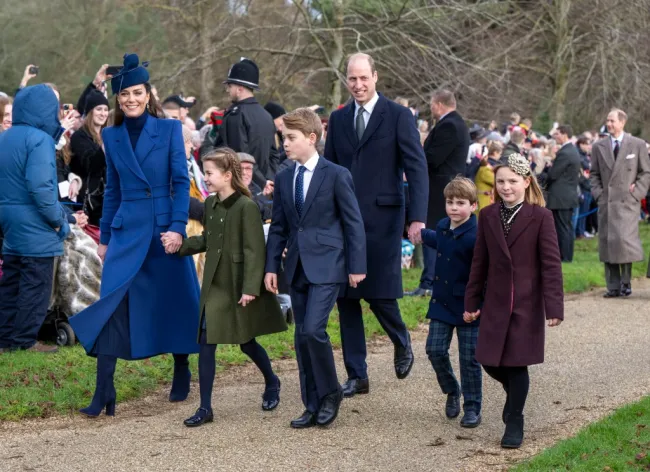 Kate Middleton, el príncipe William, la princesa Charlotte, el príncipe Louis y Mia Tindall caminan juntos hacia la iglesia.