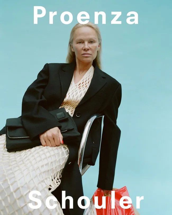 Pamela Anderson aparece sin maquillaje en la campaña primavera 2024 de Proenza Schouler.