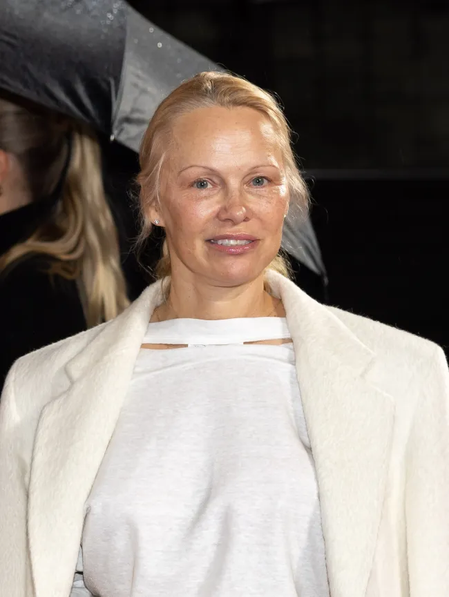 Pamela Anderson se mostró sin maquillaje en los Fashion Awards 2023.