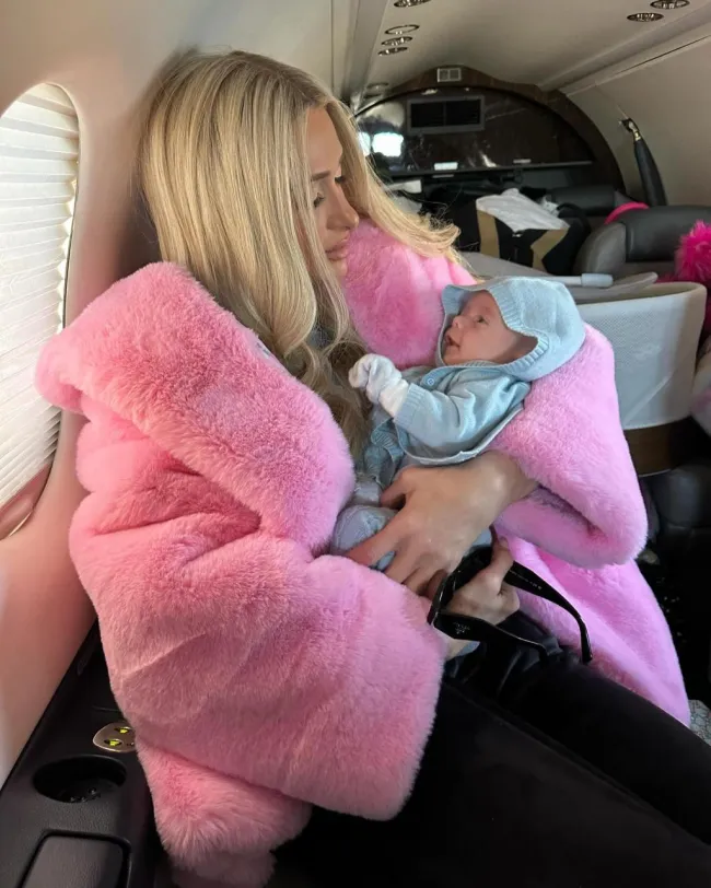 Paris Hilton con su hijo