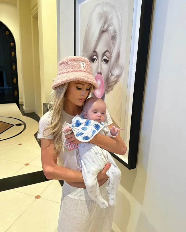 Paris Hilton sosteniendo a su hijo Phoenix
