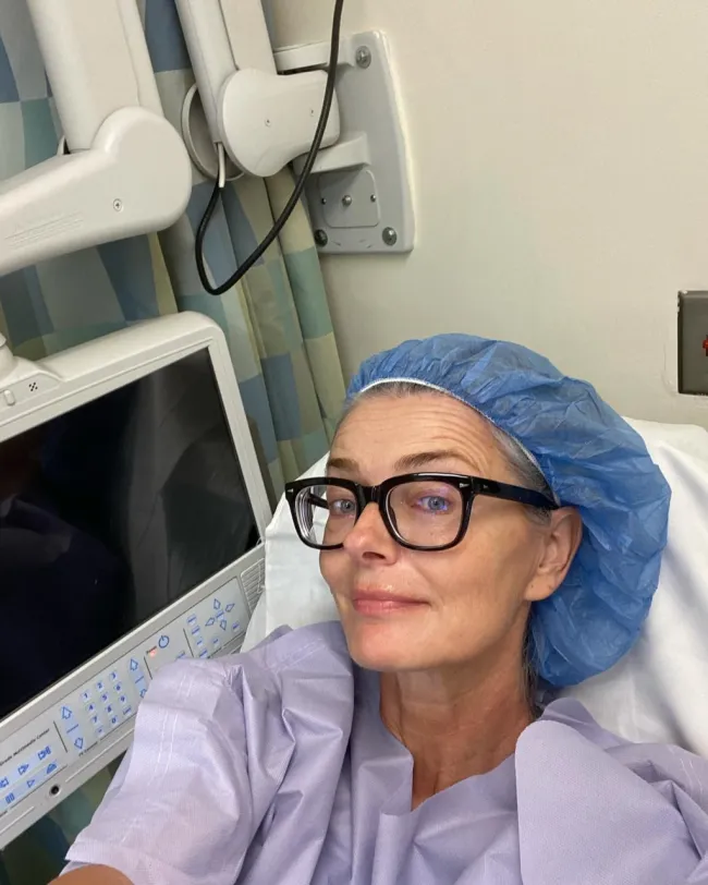 Paulina Porizkova en la cama del hospital.
