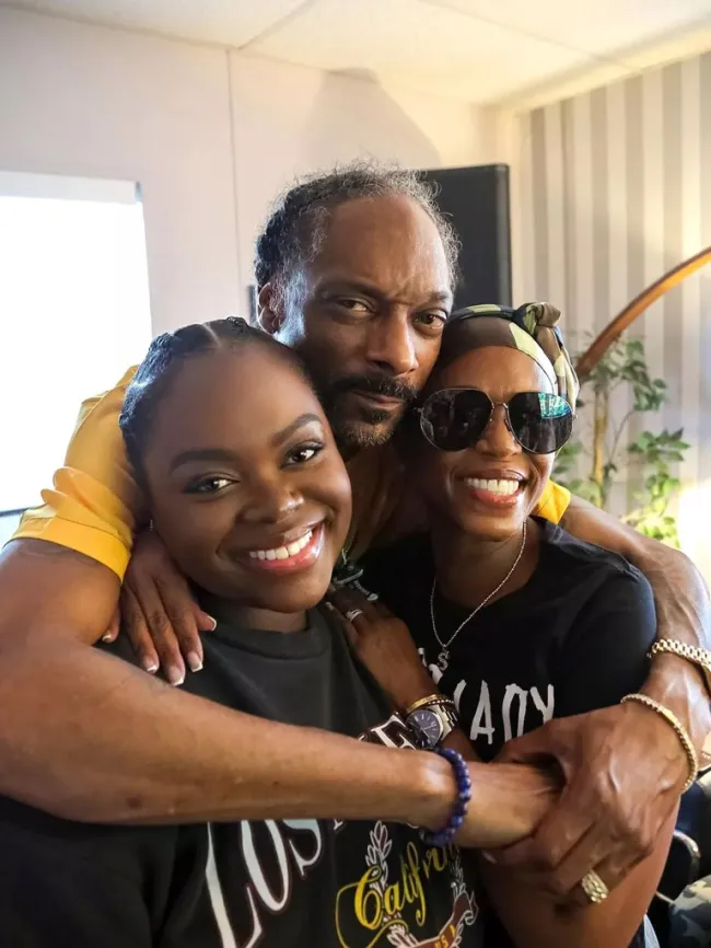 Cori Broadus con sus padres Snoop Dogg y Shanté Broadus