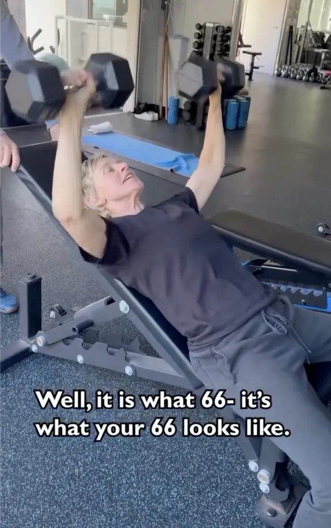 Ellen DeGeneres haciendo ejercicio en su 66 cumpleaños