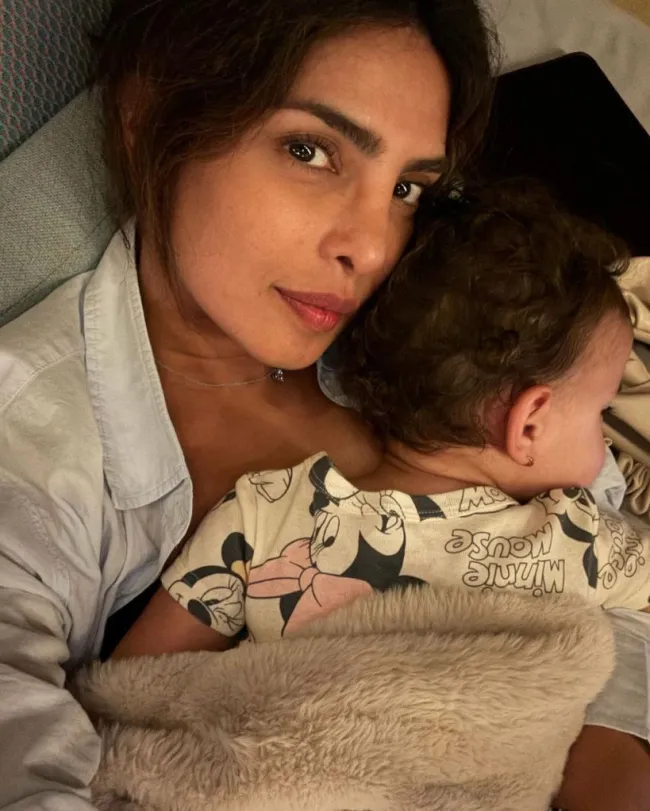 Priyanka Chopra selfie con su hija Malti