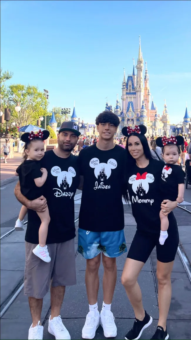 Rachel y John Fuda posando con sus hijos Gianella, Giuliana y Jaiden en Disney World