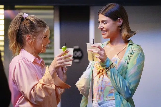 Raquel Leviss y Ariana Madix sosteniendo sus bebidas.