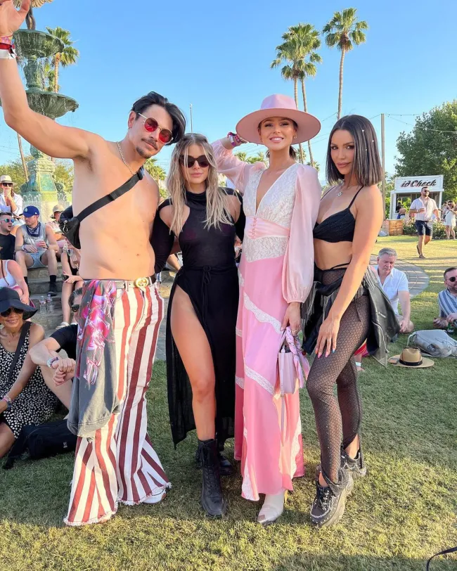 Scheana Shay, Ariana Madix, Raquel Leviss y Tom Sandoval en un festival.