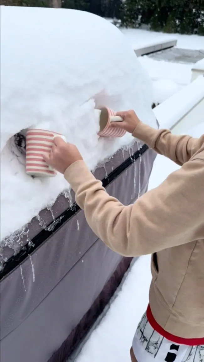 Reese Witherspoon recogiendo nieve.