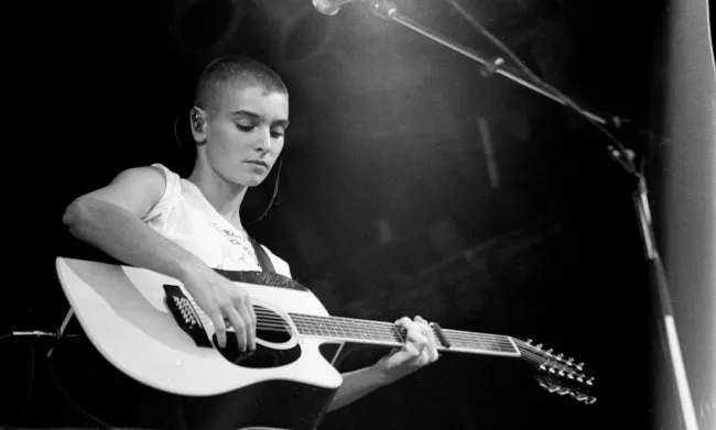 Sinéad O'Connor tocando la guitarra