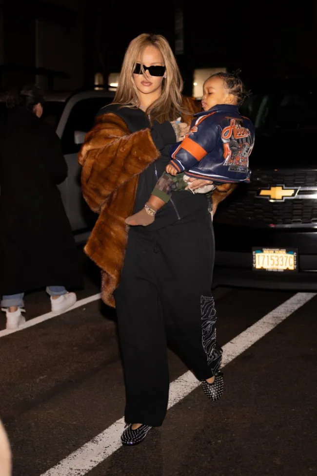 Rihanna cargando a su hijo.
