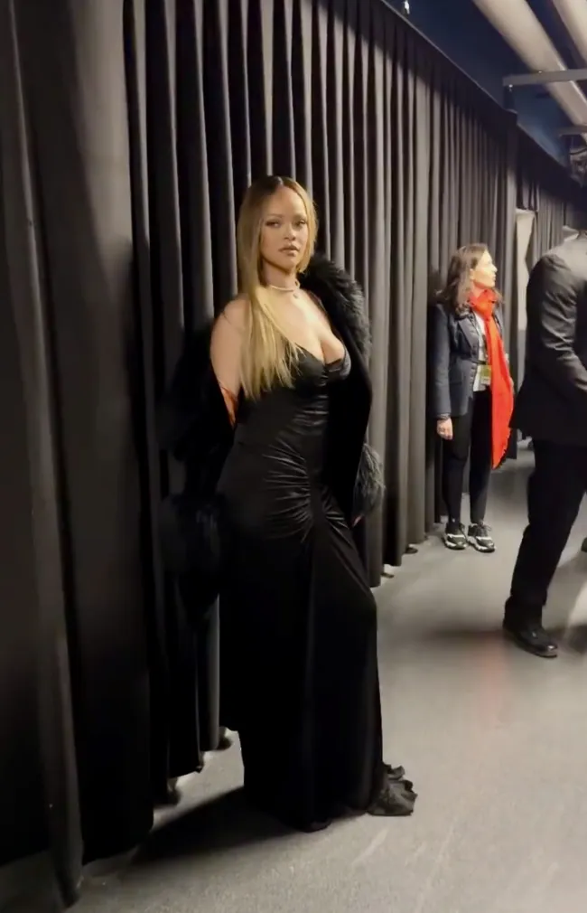 Rihanna con un vestido negro.
