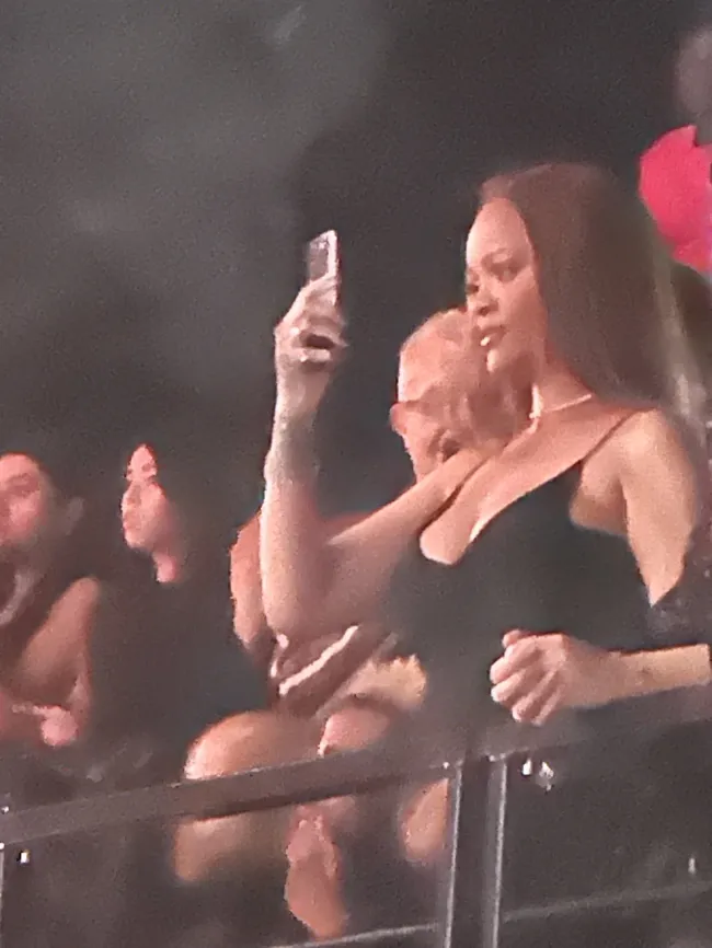 Rihanna grabando con su teléfono.