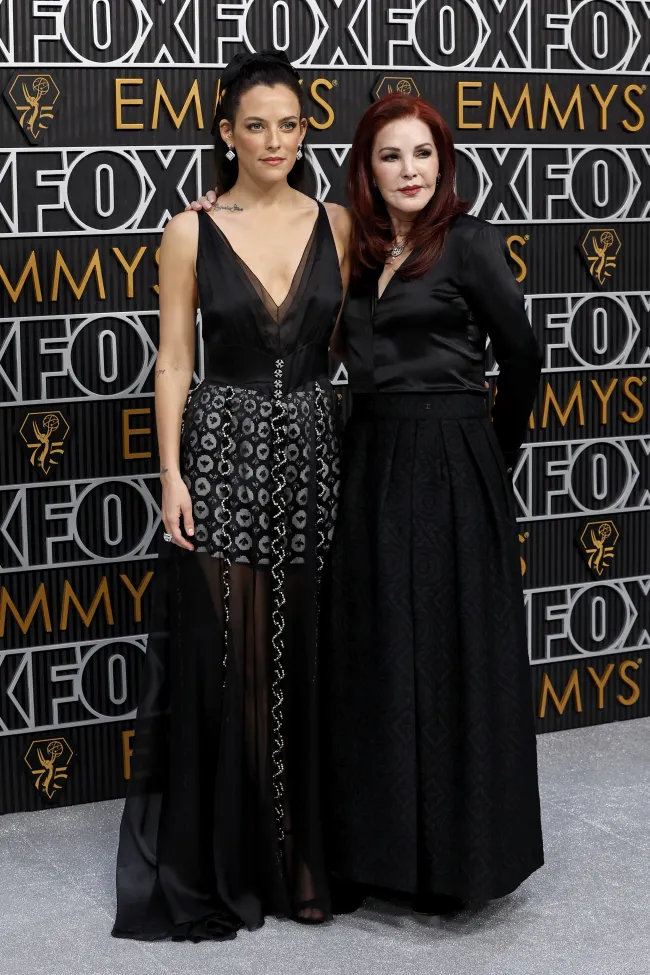 Priscilla Presley y Riley Keough en los Emmy 2024.