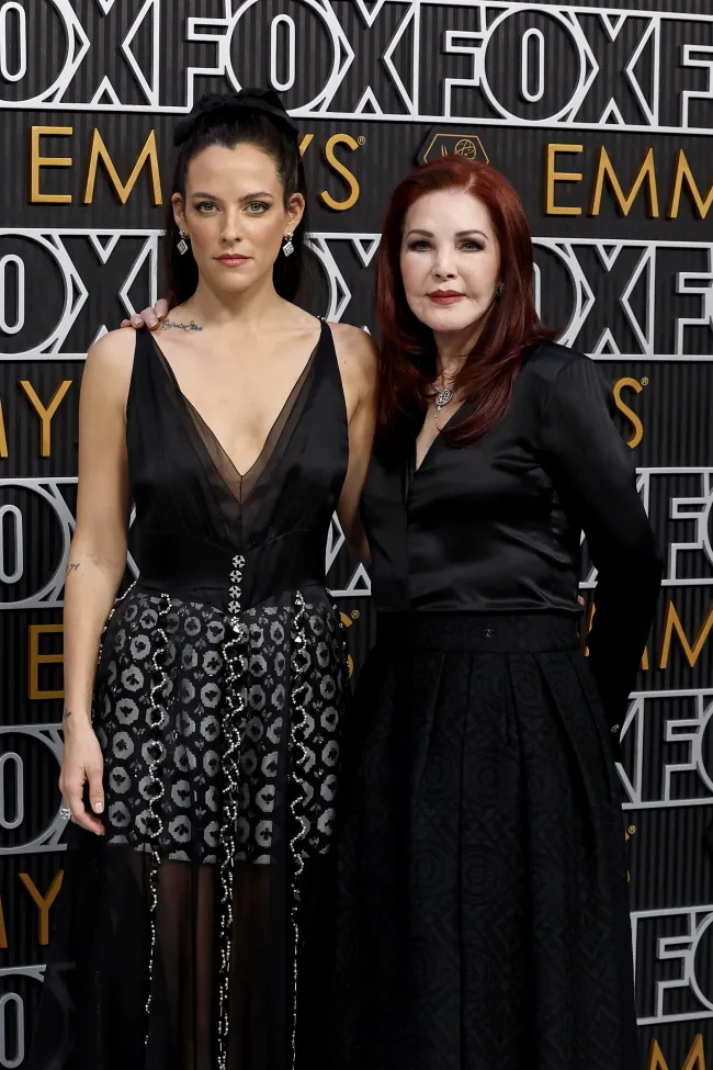 Priscilla Presley y Riley Keough en los Emmy 2024.