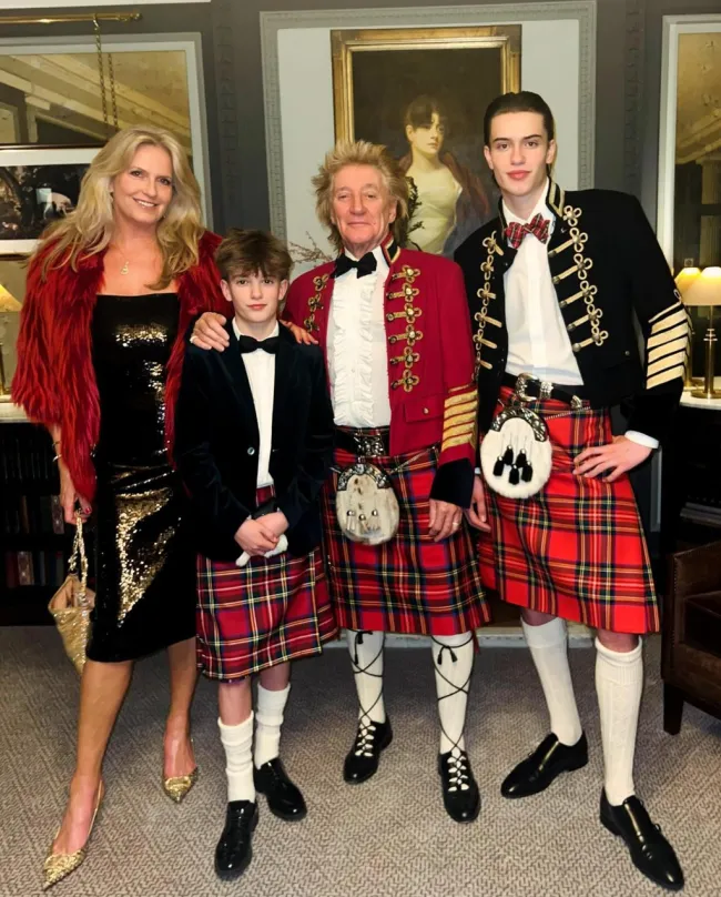 Penny Lancaster, Rod Stewart y sus dos hijos vestidos con trajes tradicionales escoceses