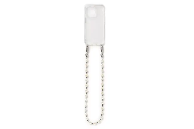 Una funda transparente para teléfono con una correa de perlas.