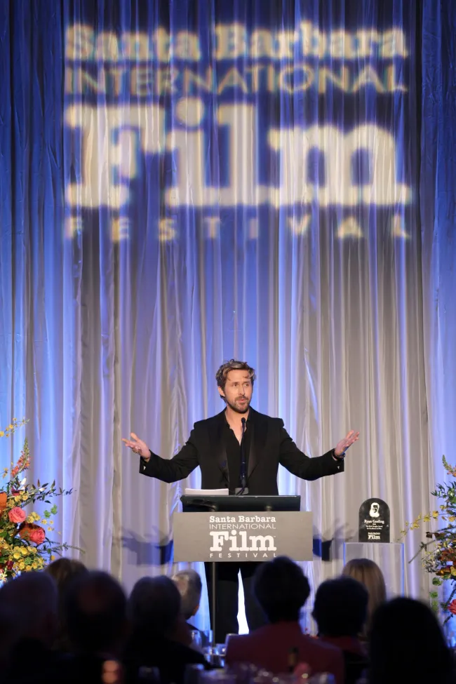 Ryan Gosling habla en el escenario mientras acepta el premio en el Festival Internacional de Cine de Santa Bárbara.