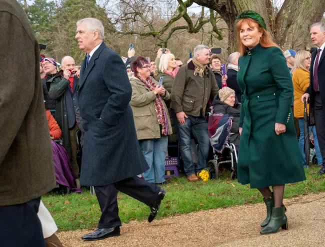 El príncipe Andrés y Sarah Ferguson caminan juntos.