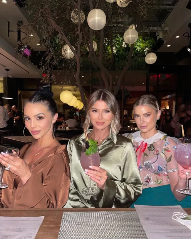Scheana Shay, Raquel Leviss y Ariana Madix sosteniendo cócteles