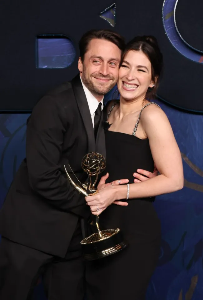 Kieran Culkin abraza a Jazz Charton mientras sostiene su trofeo de los Emmy