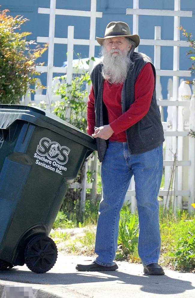 Kit Culkin empuja un bote de basura afuera de su casa en Oregon.