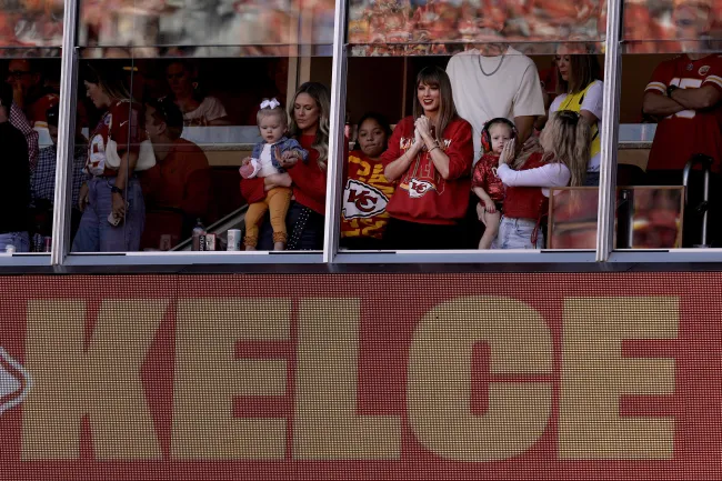 Taylor Swift en las gradas durante un partido de fútbol