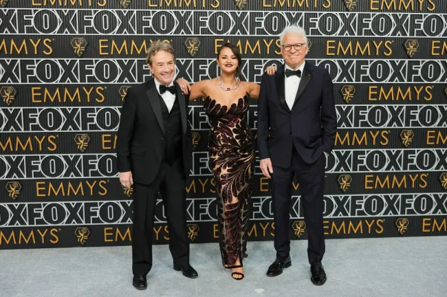 Martin Short, Selena Gomez y Steve Martin posan en la 75a edición de los Primetime Emmy Awards
