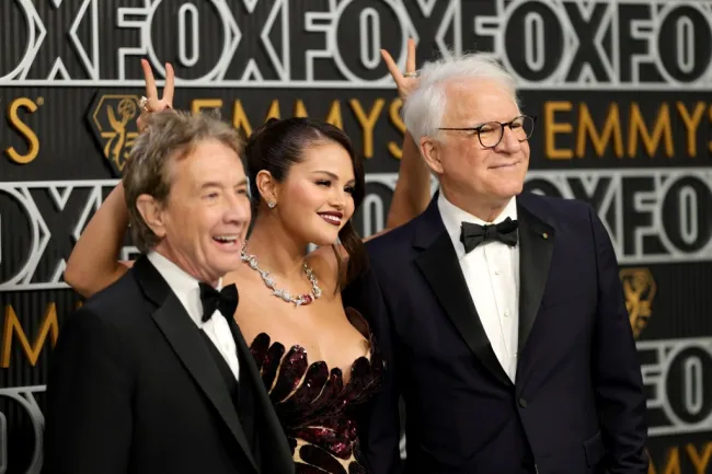 Martin Short, Selena Gomez y Steve Martin posan en la 75a edición de los Primetime Emmy Awards